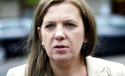 Elżbieta Jakubiak: Mamy państwo w rozkładzie - minister Sikorski lata na karimacie