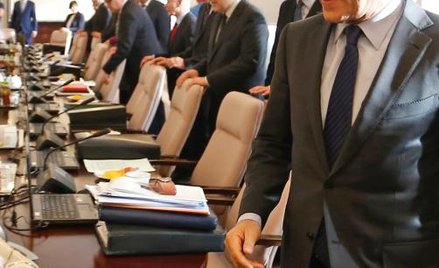 Donald Tusk (dwa mieszkania, 245 tys. zł oszczędności i 450 tys. zł kredytów) jest nieco zamożniejsz