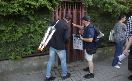 Jarosław Kaczyński należy do najbardziej znanych mieszkańców warszawskiego Żoliborza. Pod jakim konk