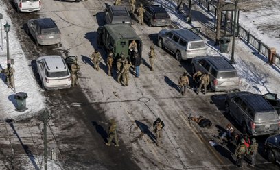 Agenci federalni zatrzymują osoby na miejscu strzelaniny z udziałem federalnych agentów imigracyjnyc