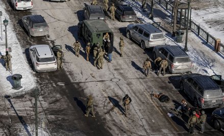 Agenci federalni zatrzymują osoby na miejscu strzelaniny z udziałem federalnych agentów imigracyjnyc