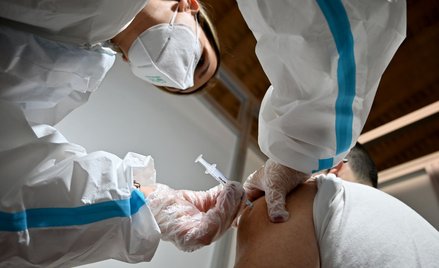 Dobowy rekord szczepień. 75 tys. osób po dwóch dawkach