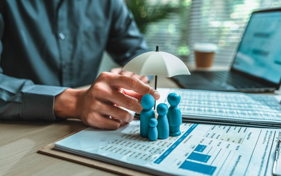 Polisy na świecie tanieją. Wojna to zmieni?