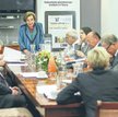 Obrady Kapituły. Stoi przewodnicząca sędzia Teresa Romer, siedzą od prawej: prof. Adam Daniel Rotfel