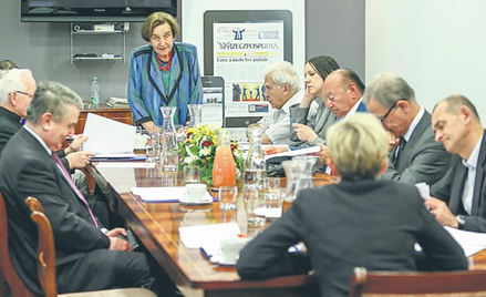 Obrady Kapituły. Stoi przewodnicząca sędzia Teresa Romer, siedzą od prawej: prof. Adam Daniel Rotfel