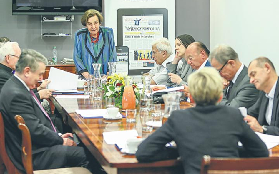 Obrady Kapituły. Stoi przewodnicząca sędzia Teresa Romer, siedzą od prawej: prof. Adam Daniel Rotfel