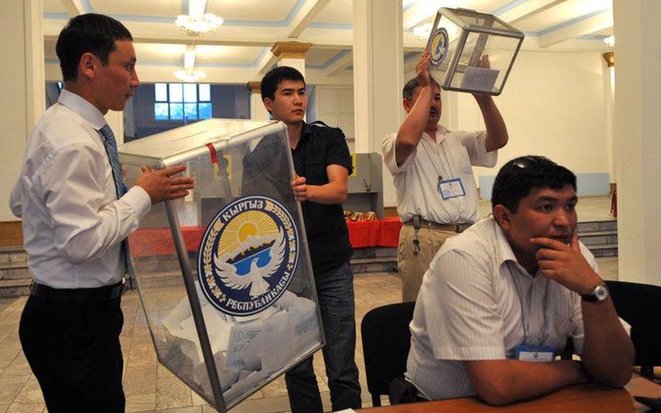 Liczenie głosów w kirgiskim referendum