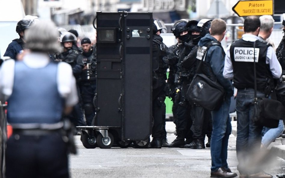 Wziął zakładników w Paryżu. Twierdził, że ma bombę