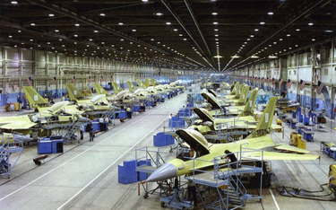 W szczytowym okresie, w latach 80., linię montażową w Fort Worth opuszczało nawet 30 nowych maszyn F