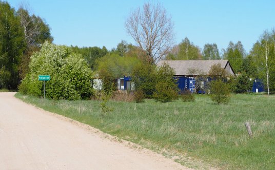 Siedlisko znalazło miejsce na samym skraju wsi Rogacze