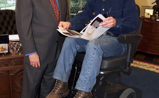 Rok 2000, Dean Kamen z iBOTEM, swoim wynalazkiem, w Białym Domu.