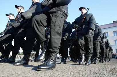 Po zakończeniuszkolenia, w ramach adaptacji zawodowej, policjanci są czasowo oddelegowani do pełnien