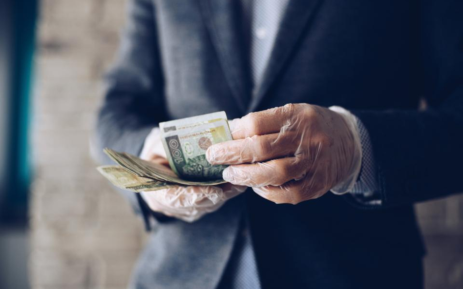 Tarcza 4.0: zleceniobiorca sam wystąpi o świadczenie postojowe