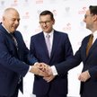 Minister aktywów państwowych Jacek Sasin, premier Mateusz Morawiecki i prezes Orlenu Daniel Obajtek