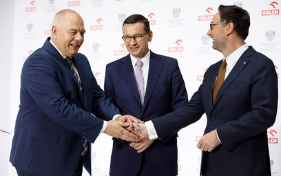 Minister aktywów państwowych Jacek Sasin, premier Mateusz Morawiecki i prezes Orlenu Daniel Obajtek