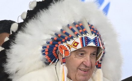 Franciszek w tradycyjnym indiańskim pióropuszu