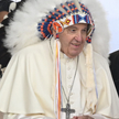 Franciszek w tradycyjnym indiańskim pióropuszu