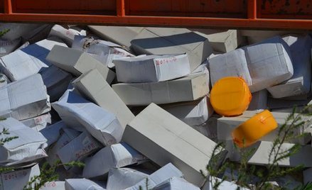 Buldożer niszczy opakowania ze skonfiskowanym serem (prawdopodobnie pochodzącym z Niemiec)