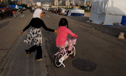Ulice Bejrutu, dzieci bawią się przy namiotach uchodźców z południa kraju