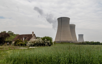 Kominy chłodzące francuskiej elektrowni jądrowej w Dampierre