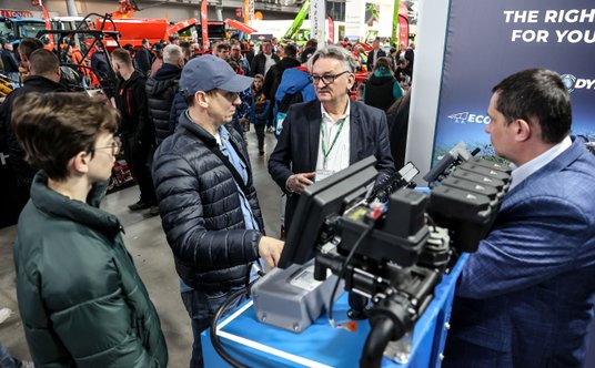 Eksperci zajmujący się najnowszymi technologiami w czasie targów wyjaśniają możliwości najnowszych s