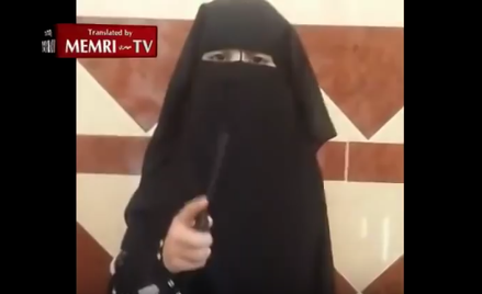 Materiał propagandowy Daesh: Dziewczynka obcina głowę lalce, obiecuje zabijać niewiernych