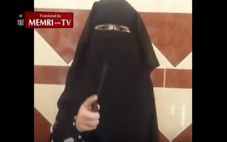 Materiał propagandowy Daesh: Dziewczynka obcina głowę lalce, obiecuje zabijać niewiernych