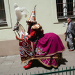 Pochody Lajkonika, jeźdźca przebranego za Tatara na drewnianym koniku, organizowane są w Krakowie od