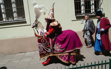 Pochody Lajkonika, jeźdźca przebranego za Tatara na drewnianym koniku, organizowane są w Krakowie od