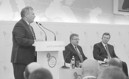 Z głową państwa ukraińskiego Wiktorem Janukowyczem (z prawej) rozmowy prowadzą zarówno obecny prezyd