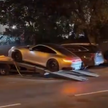 Pewien mieszkaniec Moskwy, aby zawsze mieć gdzie zaparkować swoje Porsche, ustawił przed blokiem law