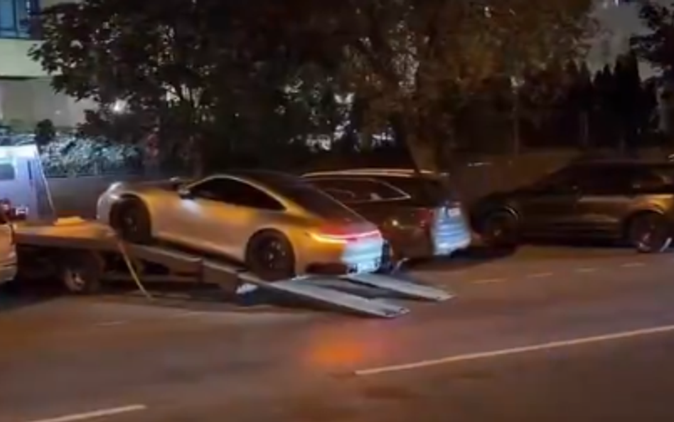 Pewien mieszkaniec Moskwy, aby zawsze mieć gdzie zaparkować swoje Porsche, ustawił przed blokiem law