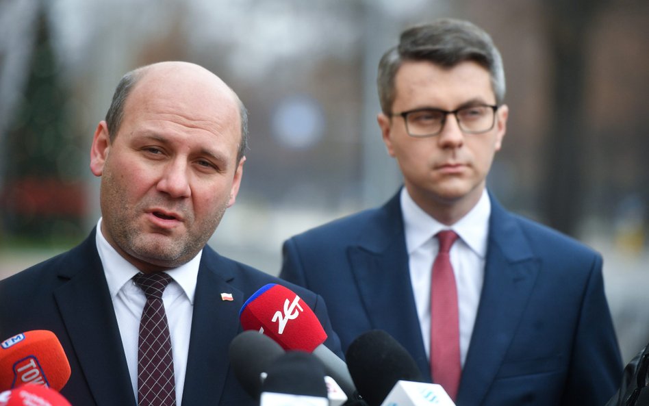 Minister Szymon Sękowski vel Sęk i rzecznik rządu Piotr Muller podczas konferencji na temat rozmów p