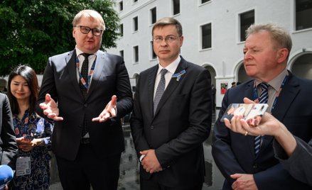 Ukraiński wiceminister ekonomii Taras Kachka, unijny komisarz ds. handlu Valdis Dombrovskis i unijny