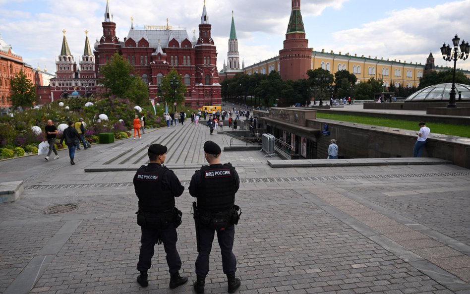 Rosyjscy policjanci na Placu Czerwonym w Moskwie