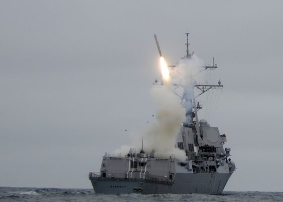 Pocisk BGM-109 Tomahawk wystrzelony z niszczyciela rakietowego USS Sterett