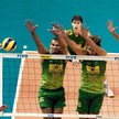 Atakuje Zbigniew Bartman, blokują (od lewej) Rivaldo, Lucas i Joao Paulo. W głębi syn trenera Bernar