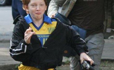 Marcin Kwaśny (z prawej) w roli młodego fotografa, który osiedla się w starej praskiej kamienicy. Na