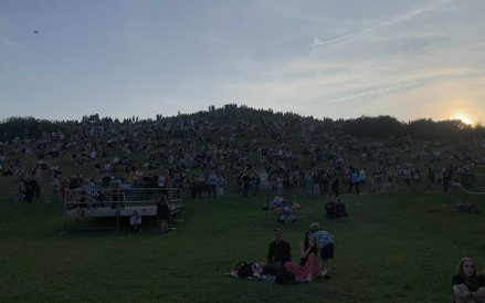 Zapadający zmierzch nad Kopą Cwila, dodający uroku festiwalowej atmosferze