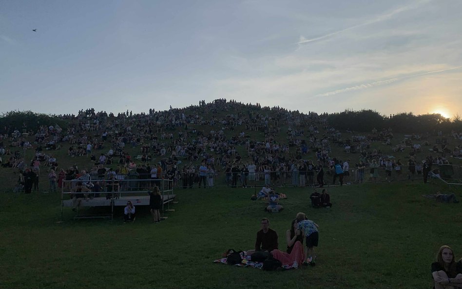 Zapadający zmierzch nad Kopą Cwila, dodający uroku festiwalowej atmosferze