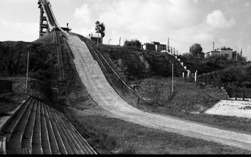 Od rozbiórki betonowej wieży skoczni na Mokotowie minęło już półtorej dekady. Na zdjęciu skocznia za