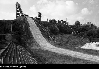 Od rozbiórki betonowej wieży skoczni na Mokotowie minęło już półtorej dekady. Na zdjęciu skocznia za