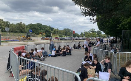 Fani oczekujący w kolejkach przed PGE Narodowym