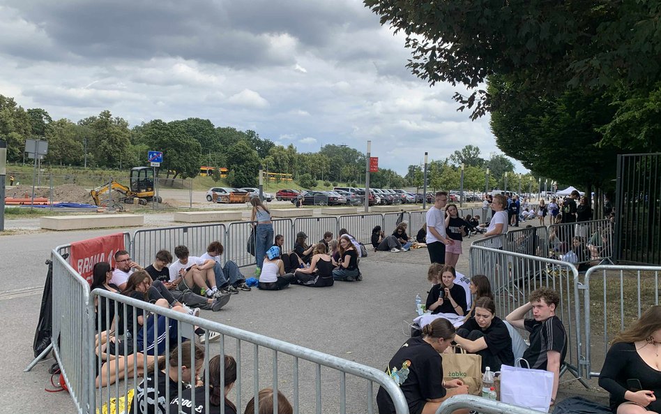 Fani oczekujący w kolejkach przed PGE Narodowym