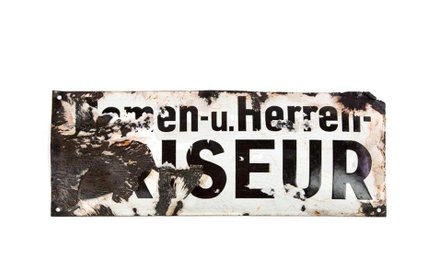 Tabliczka uliczna z przestrzelinami