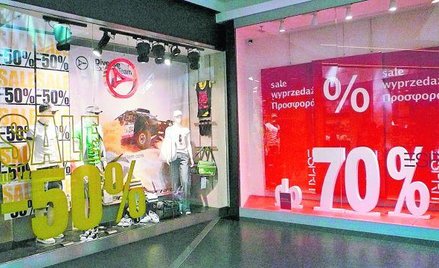 W tym sezonie wyprzedaży, choć skala przecen jest podobna do zeszłorocznej, znacznie więcej towarów 