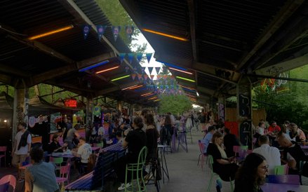 Panorama Nocnego Marketu z widokiem na liczne stoły i stoiska