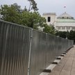 Sprzed Sejmu znikają barierki. Obywatele demontują, policja nie reaguje