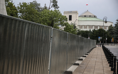 Sprzed Sejmu znikają barierki. Obywatele demontują, policja nie reaguje