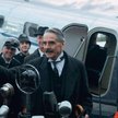 Jeremy Irons jako Neville Chamberlain. Po prawej Georges MacKay jako Hugh Legat
